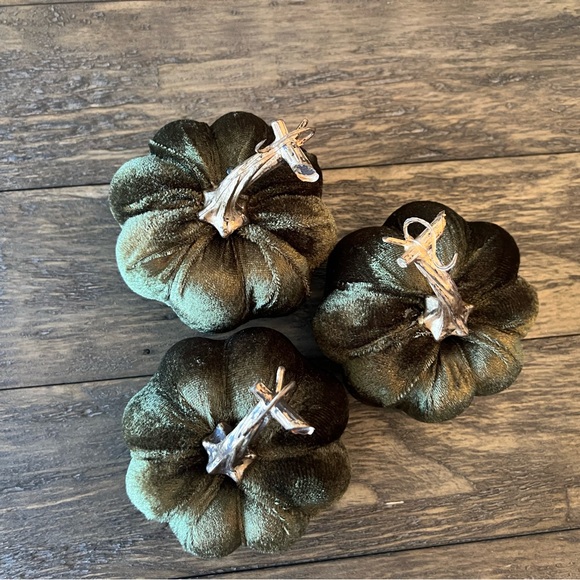 Set of 3 Velvet Pumpkins Decorative Fall Decor Green With Gold Stems - Picture 3 of 6